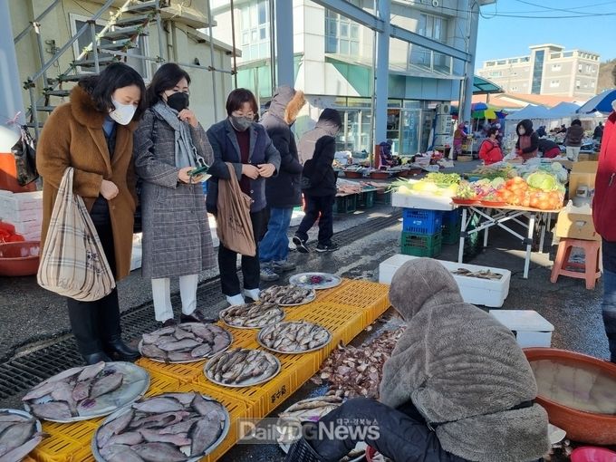 울진군, 설맞이 전통시장 소규모 장보기 나서