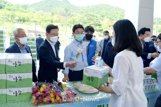 영천시) 영천 마늘 소비 촉진 행사 사진(2020.06.19.경북도청 가온마당)