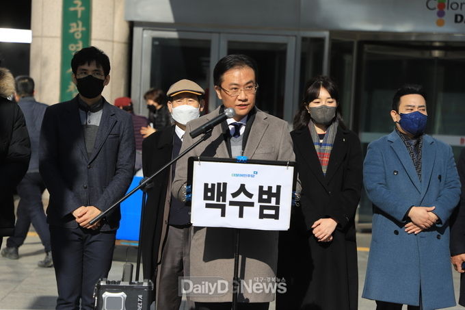 백수범 변호사가 27일 대구시청 앞에서 대구 중·남구 보궐선거 출마선언 기자회견을 가지고 있다. (사진=이준호 기자)