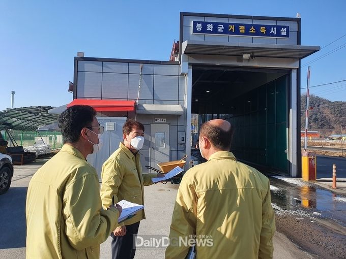 봉화군 거점소독시설을 점검하고 있는 홍석표 봉화부군수(가운데)