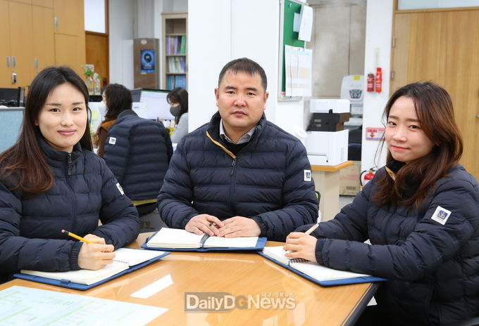 경주시 재산관리팀이 업무협의를 하며 포즈를 취했다