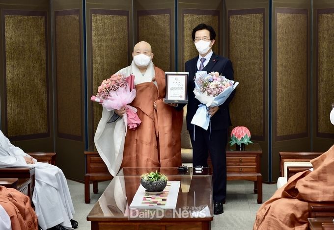 고윤환 문경시장, 대한불교조계종 총무원장‘공로패’수상