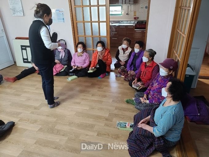  지난해 12월 분천4리 경로당에서 어르신들을 대상으로 진행한 한파건강관리교육 현장