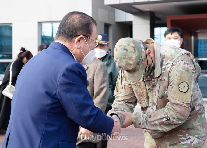  미군 웨스트 대니엘 중사가 이길수(왼쪽) 칠곡군재향군인회장에게 감사 인사를 전하고 있다