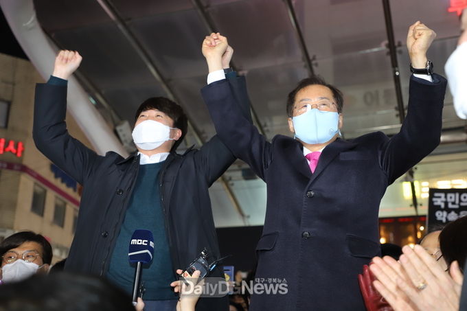 2월 12일 대구에서 손을 맞잡은 이준석 국민의힘 당대표와 홍준표 선대본부 상임고문. (사진=이준호 기자)