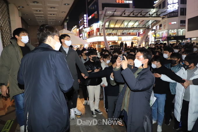 이준석 국민의힘 당대표가 12일 대구 동성로에 몰려든 지지자들과 시민들에게 일일이 사진을 찍어주고 있다. (사진=이준호 기자)