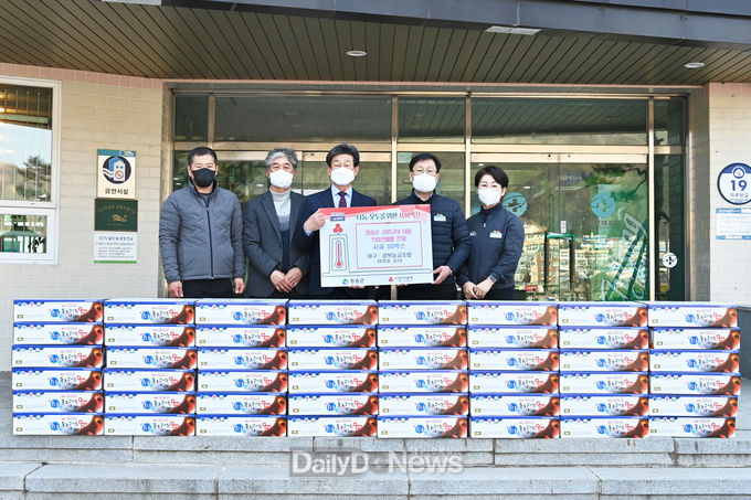 대구경북능금조합 이호종 감사, 청송군보건의료원에 후원물품(사과) 전달