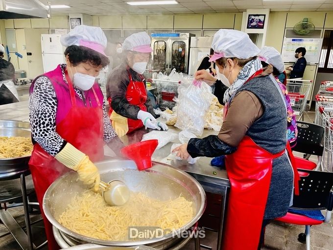 칠곡군교육문화회관, 저소득 홀몸 어르신 대보름음식 전달