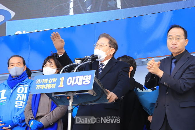 제20대 대통령선거 공식 선거운동 첫날인 15일 이재명 더불어민주당 후보가 대구 동성로를 찾아 '대구 7대 공약'을 발표하고 있다. (사진=이준호 기자)