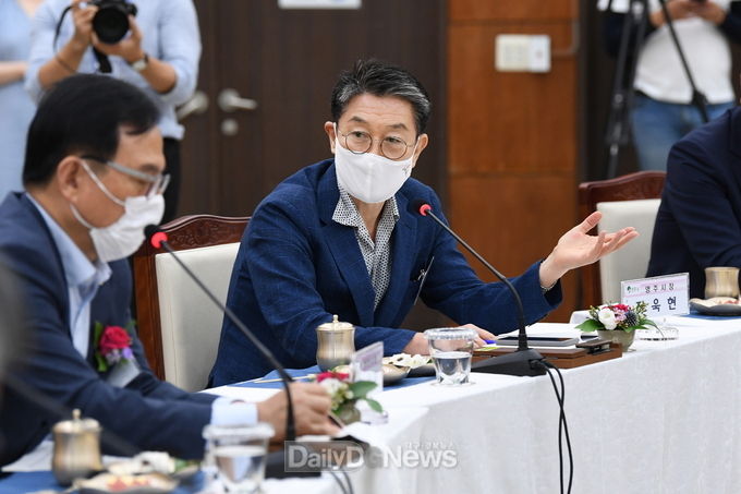 장욱현 영주시장이 시장군수협의회에서 발언을 하고 있다