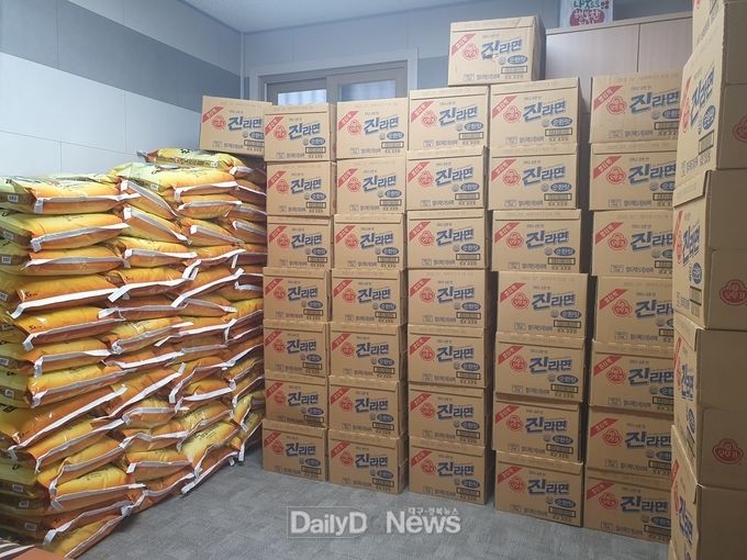 익명의 기부자 와촌면 행정복지센터에 라면 50박스와 및 백미 20kg 60포 기탁