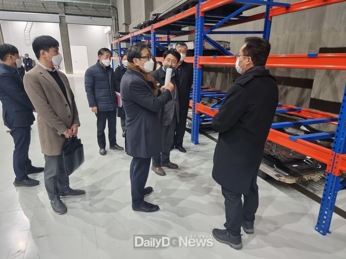 하대성 경북도 경제부지사는 현장소통 강화를 위해 2월 16일 포항에 소재한 에코프로CNG(대표 박석준), 이차전지종합관리센터(경북TP, 원장 하인성) 및 피엠그로우(대표 박재홍) 등 전기차 사용후 배터리 리사이클링 산업 현장을 잇달아 둘러보고, 관련 기업들의 의견을 청취하고 있다.