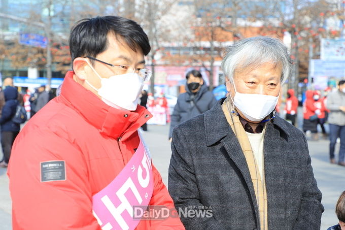 16일 국채보상운동기념공원에서 치러진 도태우 후보의 출정식에서의 이문열 작가와 도태우 후보. (사진=이준호 기자)