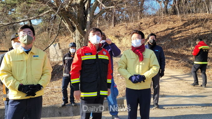 청송군 공무원들, 영덕 산불진화 지원 나서