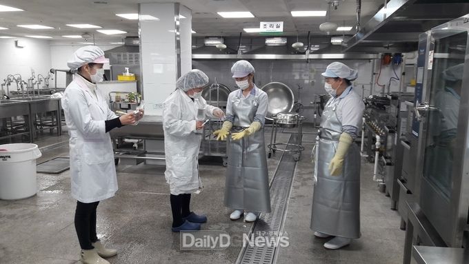 대구시교육청 ‘개학(신학기) 대비 학교급식 위생안전 점검’ 실시 모습. (사진=대구시교육청 제공)