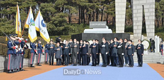 제62주년 2.28민주화운동 기념탑 참배 모습. (사진=대구시 제공)