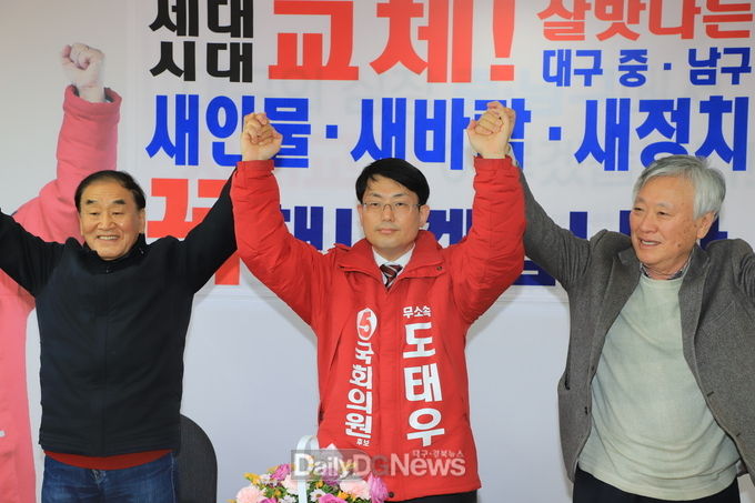 이재오 국민의힘 상임고문이 2일 이문열 작가와 함께 도태우 후보 지지 의사를 밝혔다. (사진=이준호 기자)
