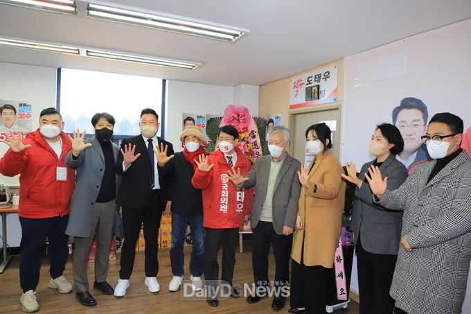 이재오 국민의힘 상임고문이 이문열 작가와 함께 도태우 후보 지지 의사를 밝힌 후 기념촬영을 하고 있다. (사진=이준호 기자)