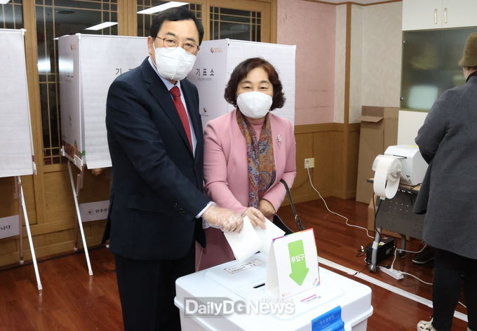 주낙영 경주시장, 배우자와 함께 사전투표
