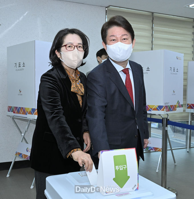 권영진 대구시장이 4일 이정원 여사와 함께 제20대 대통령선거 사전투표를 실시하고 있다. (사진=대구시 제공)