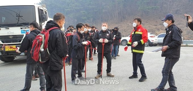 청송군 공무원들, 울진 대형 산불 진화작업 도와