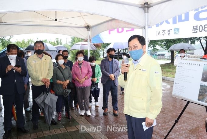 ‘건천천 친수공간 산책로 조성사업’ 준공현장서 주낙영 경주시장이 주민들에게 사업설명을 하고 있다