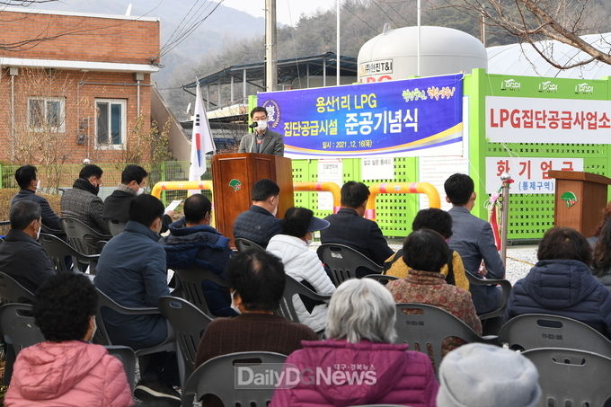 장욱현 영주시장이 16일 개최된 용산1리 LPG소형저장탱크 보급사업 준공식에서 인삿말을 하고 있다.