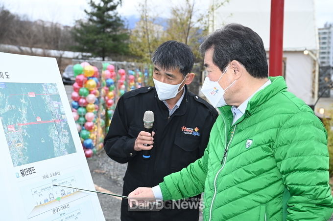 김충섭 시장이 간선도로사업으로 추진 중인 김천대학교에서 봉산면을 잇는 도로사업 지구와 달봉산터널(교동택지 ~ 산업단지) 도로개설 예정 지구를 방문하여 현장상황을 보고받고 있다.