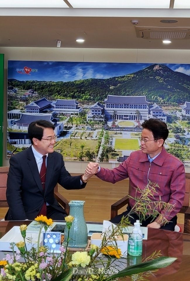 사진설명 : 김하수 위원장이 3월21일 오전 경상북도의회 의원직을 사직하고, 오후 이철우 경상북도지사와 면담을 갖고 ‘청도발전’을 위한 현안 사항을 협의하고 있다.