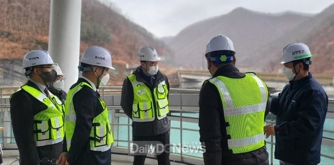 18일 강경학 농지관리이사가 의성 동부지구 다목적농촌용수개발사업 현장 안전점검을 실시하고 있다.(왼쪽 두 번째 강경학 이사) <사진제공 : 한국농어촌공사 경북지역본부>