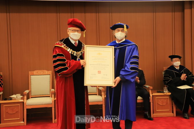 신일희 계명대 총장(왼쪽)이 21일 아크말 누리디노프 우즈베키스탄 예술학술원 회장(오른쪽)에게 명예미술학박사 학위를 수여하고 있다. (사진=이준호 기자)