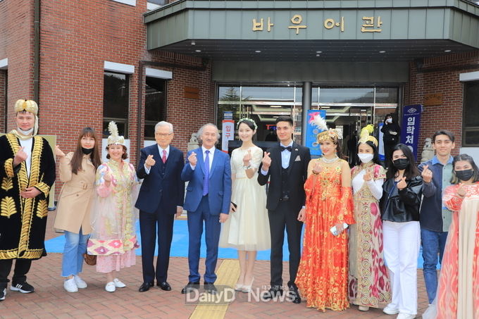 신일희 계명대 총장(왼쪽에서 네번째)이 중앙아시아 문화축제 '나부르즈' 행사에 참여해 기념촬영을 하고 있다. (사진=이준호 기자)