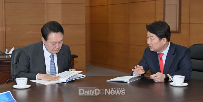 권영진 대구시장이 21일 윤석열 당선인을 만나 대구시 공약을 국정과제로 채택해 줄 것을 적극 건의하고 있다. (사진=대구시 제공)