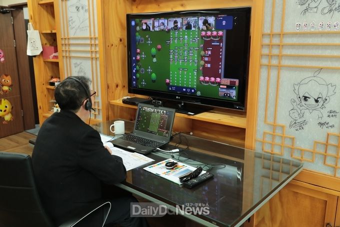 이종수 진흥원장이 21일 메타버스로 진행된 청렴실천 다짐대회 행사에 참여하고 있다.