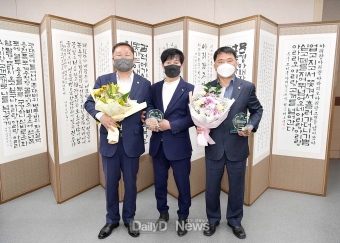 문경시의회 김창기 의장, 황재용 의원 문경읍 주민자치위원회 감사패 받아