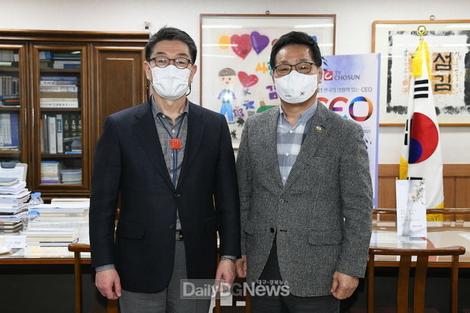 사진 왼쪽부터 장욱현 영주시장, 유인탁 진천선수촌장