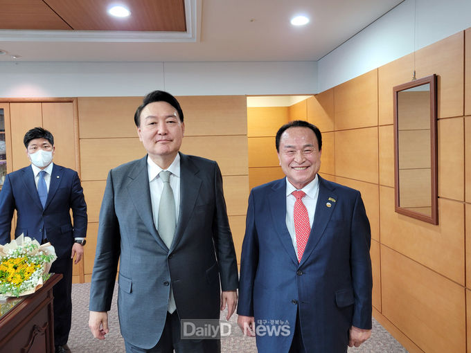 김영만 군수, 윤석열 당선인에 ‘군위군 대구편입 속도 내 달라’ 직접 건의
