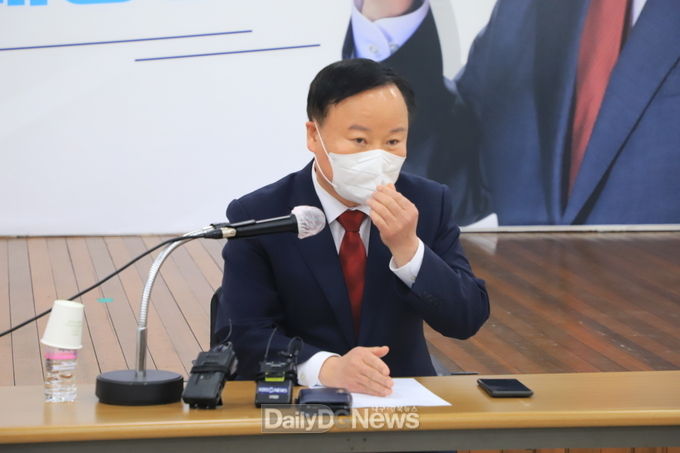 김재원 대구시장 선거 예비후보가 28일 국민의당 대구시당에서 대구시장 출마 기자회견을 가지고 있다. (사진=이준호 기자)