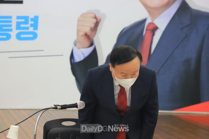 김재원 대구시장 선거 예비후보가 28일 국민의당 대구시당에서 대구시장 출마 기자회견을 마치고 인사를 하고 있다. (사진=이준호 기자)