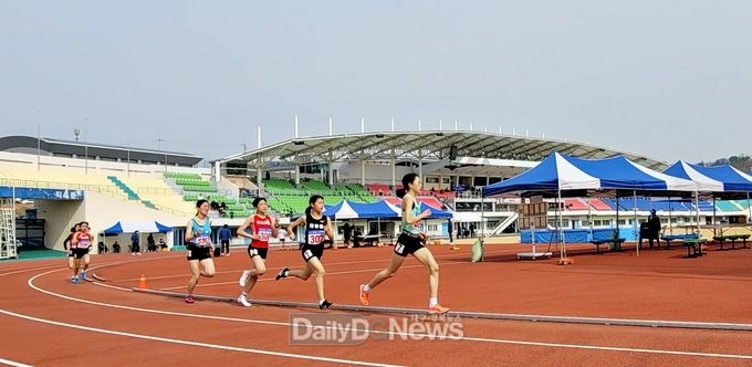영천시) 2022 경북소년체육대회-육상경기 사진(선두 영천시 송다원 선수)