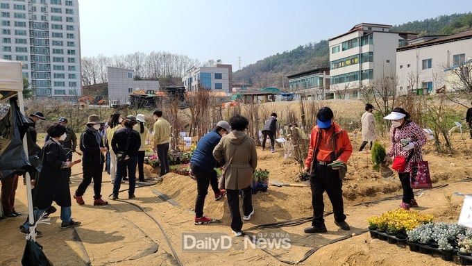 코로나19 극복 위한 ‘희망나무 나누어주기’ 행사 실시