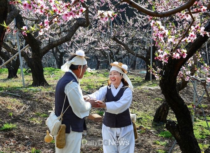 2018년도 제10회 영천복사꽃 전국사진촬영대회 수상 사진(김중인-미소(금상)).