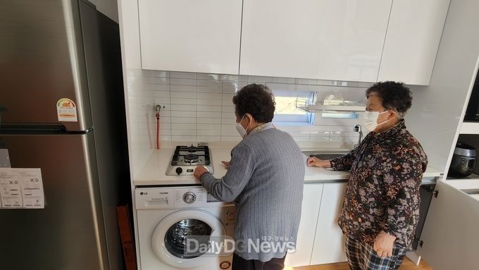 울진 산불 이재민, 임시조립주택 입주 시작