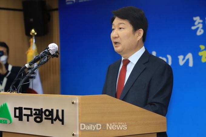 권영진 대구시장이 30일 대구시장 불출마 선언을 하고 있다. (사진=이준호 기자)