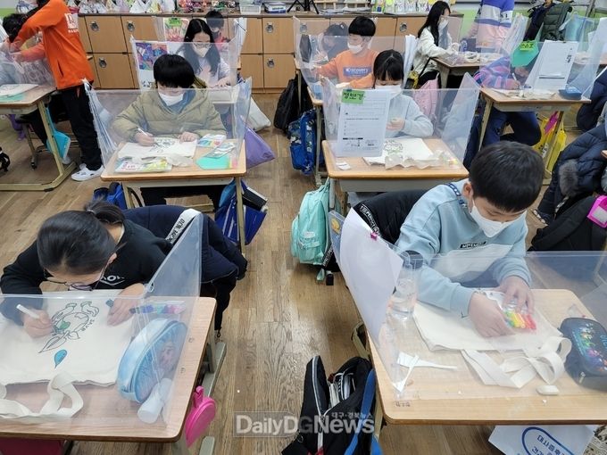 대구 다사초 학생들이 에코백을 만들고 있는 모습. (사진=대구시교육청 제공)