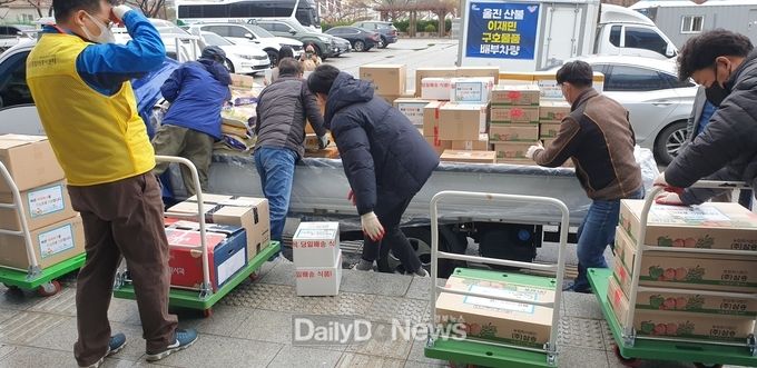 경상북도가 3월 31일 대형재난급 산불로 큰 피해를 입은 울진 지역민들을 위해 공식 농특산물 쇼핑몰인 ‘사이소’에서 준비한 원포원 기부 물품을 전달하고 있다.