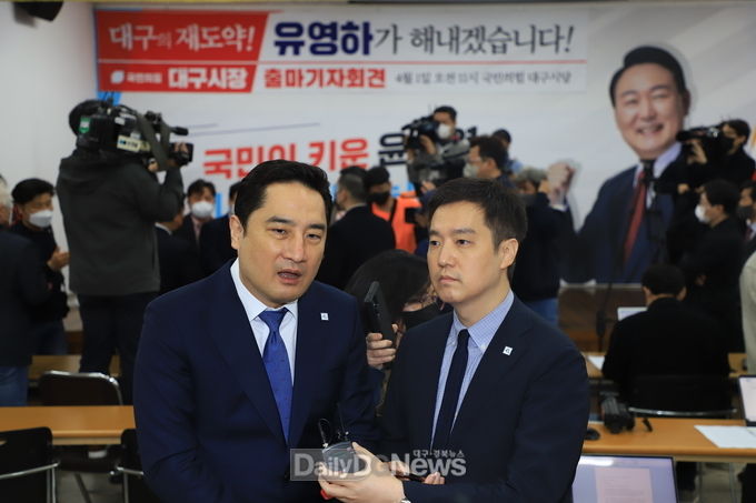 유영하 변호사 대구시장 출마 기자회견장에서 방송을 진행하고 있는 가로세로연구소. (사진=이준호 기자)