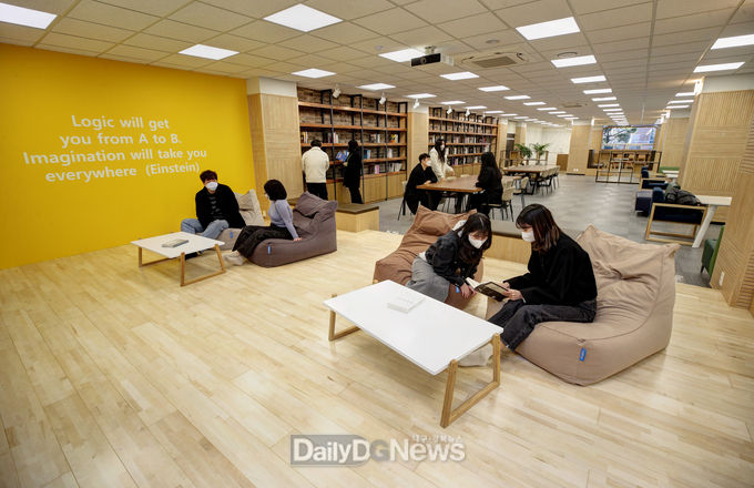 계명대학교 성서캠퍼스 영암관 1층에 마련된 ‘인문창의융합라운지’ 모습. (사진=계명대 제공)