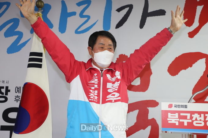 박병우 국민의힘 대구 북구청장 선거 예비후보가 2일 선거사무소 개소식에서 만세를 부르고 있다. (사진=이준호 기자)