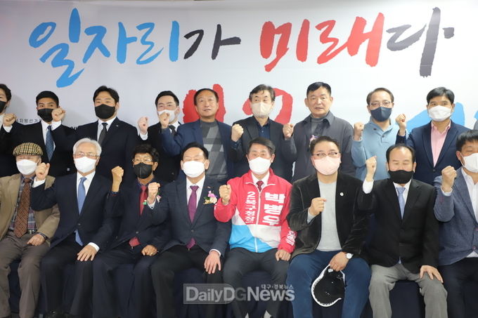 박병우 국민의힘 대구 북구청장 선거 예비후보가 2일 선거사무소 개소식을 마치고 화이팅을 외치고 있다. (사진=이준호 기자)